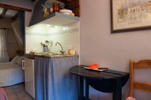 een keuken met een wastafel en een tafel in een kamer bij Studio with balcony and wifi at Robledillo de Gata in Robledillo de Gata