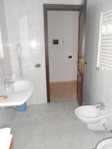 ein Bad mit einem Waschbecken, einem WC und einer Dusche in der Unterkunft 2 bedrooms appartement at Capaccio Paestum 600 m away from the beach with enclosed garden and wifi in Capaccio-Paestum