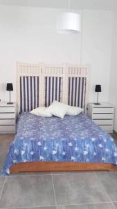 Un dormitorio con una cama grande con dos mesitas de noche. en Comfortable apartment in Praia da Rocha 70 m² with sea view 4 pers, en Portimão