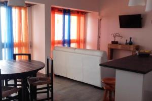 Una cocina con una mesa y un sofá en una habitación. en Comfortable apartment in Praia da Rocha 70 m² with sea view 4 pers, en Portimão 10 fotos más