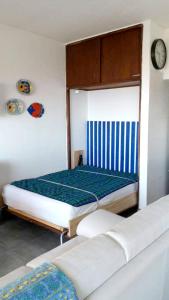 Un dormitorio con dos camas y un reloj en la pared. en Comfortable apartment in Praia da Rocha 70 m² with sea view 4 pers, en Portimão