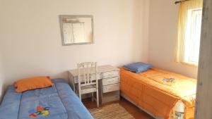 2 camas en una habitación con escritorio y 1 cama en Charming House in Burinhosa, Pataias with Shared Pool, en Burinhosa 9 fotos más