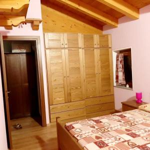 Un pat sau paturi într-o cameră la One bedroom appartement with enclosed garden and wifi at Aymavilles 7 km away from the slopes