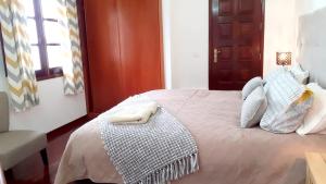 カマシャにある2 bedrooms house with furnished garden and wifi at Camachaのベッドルーム1室(ベッド1台、タオル2枚付)