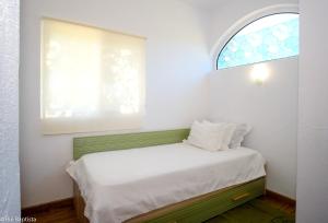 A bed or beds in a room at 2 bedrooms house with shared pool enclosed garden and wifi at Monchique
