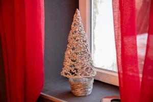 un pequeño árbol de Navidad en una cesta junto a una ventana en Studio avec wifi a Orcieres a 2 km des pistes en Orcières