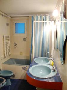 Ένα μπάνιο στο Welcoming family house in Olivetta with large garden