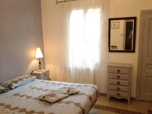 Ένα ή περισσότερα κρεβάτια σε δωμάτιο στο Welcoming family house in Olivetta with large garden