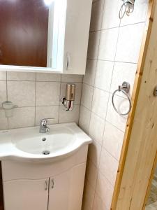 bagno con lavandino e specchio di One bedroom apartement with sea view enclosed garden and wifi at Realmonte 2 km away from the beach a Realmonte