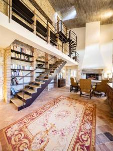 ein großes Wohnzimmer mit einer Treppe und einem Teppich in der Unterkunft Villa de 6 chambres avec piscine privee jardin amenage et wifi a Cahors in Cahors
