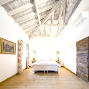 Schlafzimmer mit einem Bett und Holzboden in der Unterkunft Villa de 6 chambres avec piscine privee jardin amenage et wifi a Cahors in Cahors