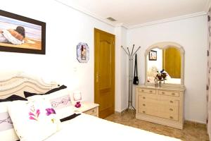 Łóżko lub łóżka w pokoju w obiekcie Modern Apartment in Torrevieja / 85 sqm / Near the Beach