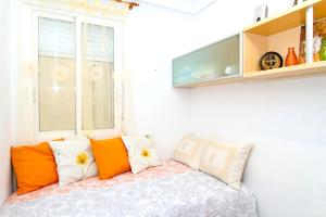 sypialnia z łóżkiem z pomarańczowymi i białymi poduszkami w obiekcie Modern Apartment in Torrevieja / 85 sqm / Near the Beach w mieście Torrevieja +24 zdjęcia