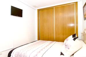 Łóżko lub łóżka w pokoju w obiekcie Modern Apartment in Torrevieja / 85 sqm / Near the Beach