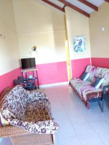 Μια τηλεόραση ή/και κέντρο ψυχαγωγίας στο Appartement moderne à Sainte-Rose de 46 m² avec jardin privé