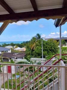 Uma varanda ou terraço em Appartement de 2 chambres a Sainte Rose a 300 m de la plage avec vue sur la mer jardin clos et wifi