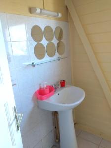 Ένα μπάνιο στο Appartement de 2 chambres a Sainte Rose a 300 m de la plage avec vue sur la mer jardin clos et wifi