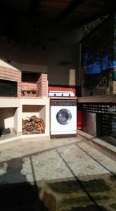 cocina con fogones y lavavajillas en una habitación en Studio with enclosed garden and wifi at Valencia de Alcantara, en Valencia de Alcántara