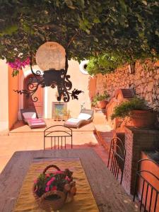 La pileta dentro o cerca de 3 bedrooms house with city view furnished terrace and wifi at Taormina 4 km away from the beach