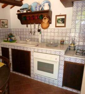 Una cocina o kitchenette en 3 bedrooms house with city view furnished terrace and wifi at Taormina 4 km away from the beach