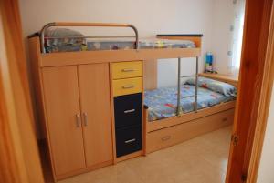 una camera con un letto a castello e due letti a castello di Comfortable House in Les Tres Cales with Private Pool a Les tres Cales Altre 16 foto