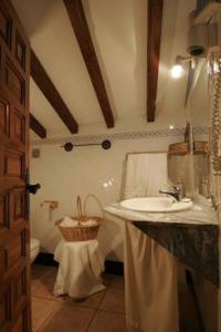 Bathroom sa 4 bedrooms house with terrace and wifi at Robledillo de Gata
