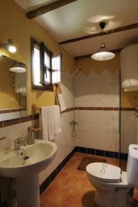 ロブレディージョ・デ・ガタにあるCharming House in Robledillo de Gata with Fireplace and Terraceの洗面台とトイレ付きのバスルーム +21枚の写真