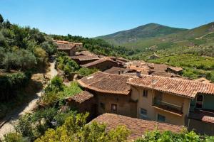 ロブレディージョ・デ・ガタにあるCharming House in Robledillo de Gata with Fireplace and Terraceの瓦屋根の村