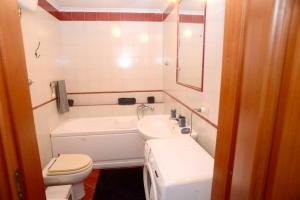 ein Badezimmer mit einem WC, einer Badewanne und einem Waschbecken in der Unterkunft 2 bedrooms appartement at Pozzuoli 150 m away from the beach with sea view jacuzzi and wifi in Neapel