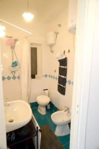 Kamar mandi di 2 bedrooms appartement at Pozzuoli 150 m away from the beach with sea view jacuzzi and wifi