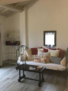 A seating area at Charming House in Trequanda with Shared Pool