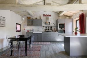 A kitchen or kitchenette at Charming House in Trequanda with Shared Pool