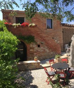 A garden outside Charming House in Trequanda with Shared Pool