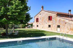 The swimming pool at or close to Charming House in Trequanda with Shared Pool
