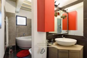 A bathroom at Charming House in Trequanda with Shared Pool