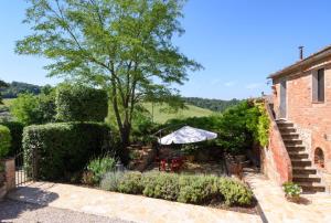 A garden outside Charming House in Trequanda with Shared Pool