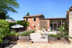 A garden outside Charming House in Trequanda with Shared Pool
