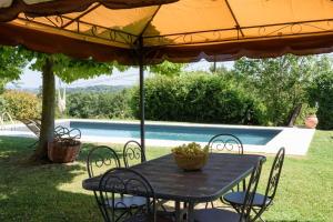 The swimming pool at or close to Charming House in Trequanda with Shared Pool