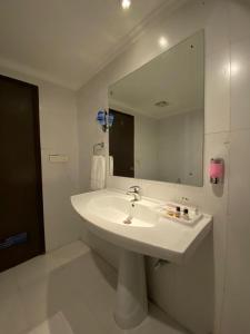 Ein Badezimmer in der Unterkunft Hotel The Pearl Industrial Area Phase-2