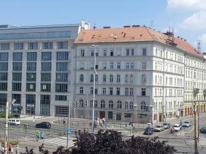 un gran edificio blanco con techo rojo en Studio along the Danube, en Budapest