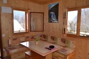 A seating area at Camping Aneto