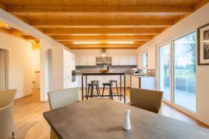 a kitchen and dining room with a table and chairs at Hartenbachhof in Umkirch