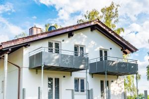 una casa blanca con balcones. en Hartenbachhof, en Umkirch