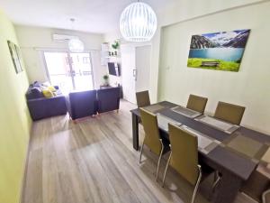 comedor y sala de estar con mesa y sillas en Beach-a-Holic Apartment, 2 min distance from Larnaca Marina, en Lárnaca