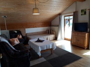 ein Wohnzimmer mit einem Sofa und einem Tisch in der Unterkunft Apartment Utschneider-Holzer in Bayersoien
