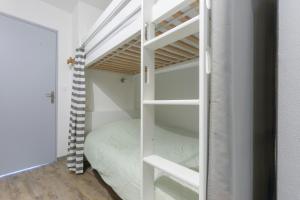 a small bedroom with a bunk bed and a closet at Le Chamois - A 20m des pistes ! in Saint-Martin-de-Belleville