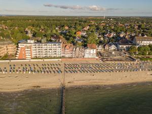 una vista aerea su una spiaggia e su edifici di Nordland Appartements Wohnung Bornholm a Wyk auf Föhr