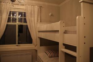 Etagenbett in einem Zimmer mit Fenster in der Unterkunft Skomakergarden in Ulsteinvik