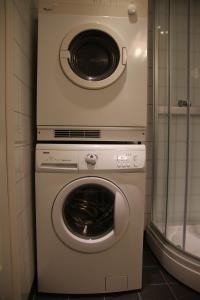 a dryer and a washing machine in a bathroom at Skomakergarden in Ulsteinvik