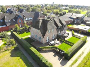 an aerial view of a large house with a yard at Reethuus Alt Wrixum in Wrixum